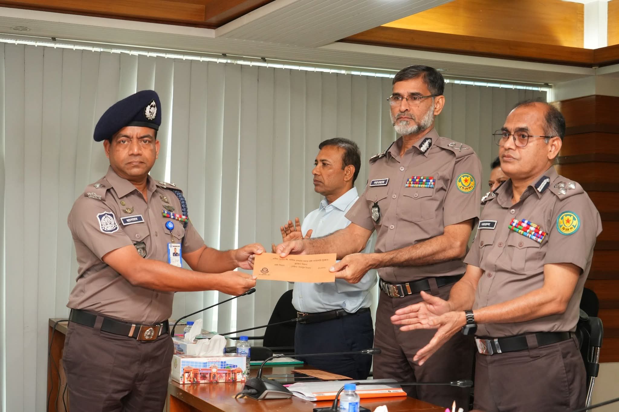মিরপুরে ট্রাফিক শৃঙ্খলা ফেরাতে সফল নেতৃত্ব, সম্মাননায় ভূষিত ছানোয়ার হোসেন