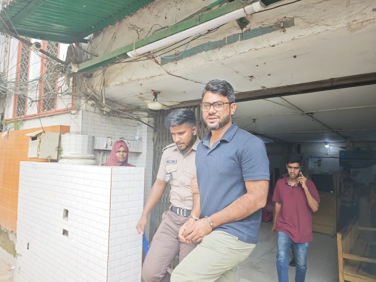 ঢাকা-৪ আসনে ১৯ লাখ টাকা ডাকাতি: অস্ত্রসহ এমপির ভাগিনা সাব্বির র‍্যাবের হাতে গ্রেফতার