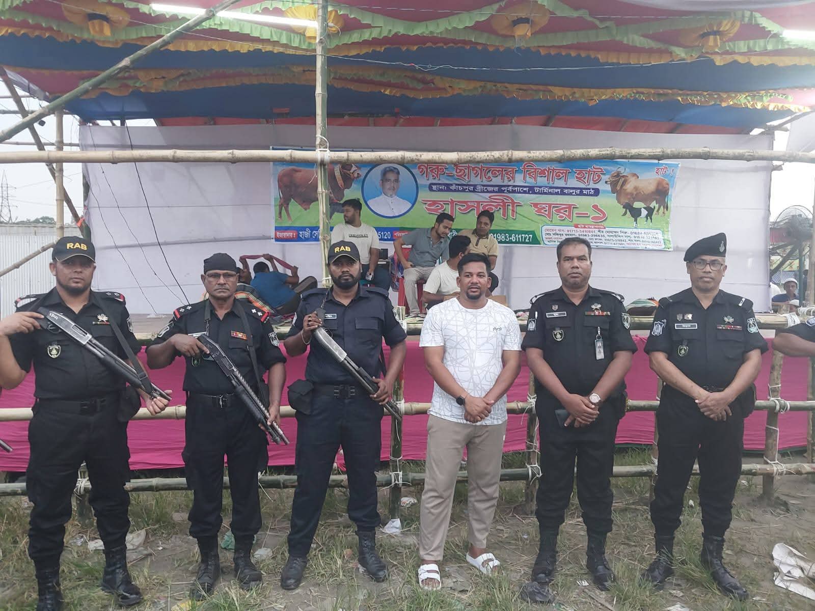 আসন্ন ঈদুল আযহা কে সামনে রেখে মহাসড়কে  চেকপোস্ট  গরুর হাটের সার্বিক নিরাপত্তা জোরদার করেছে র‌্যাব-১১