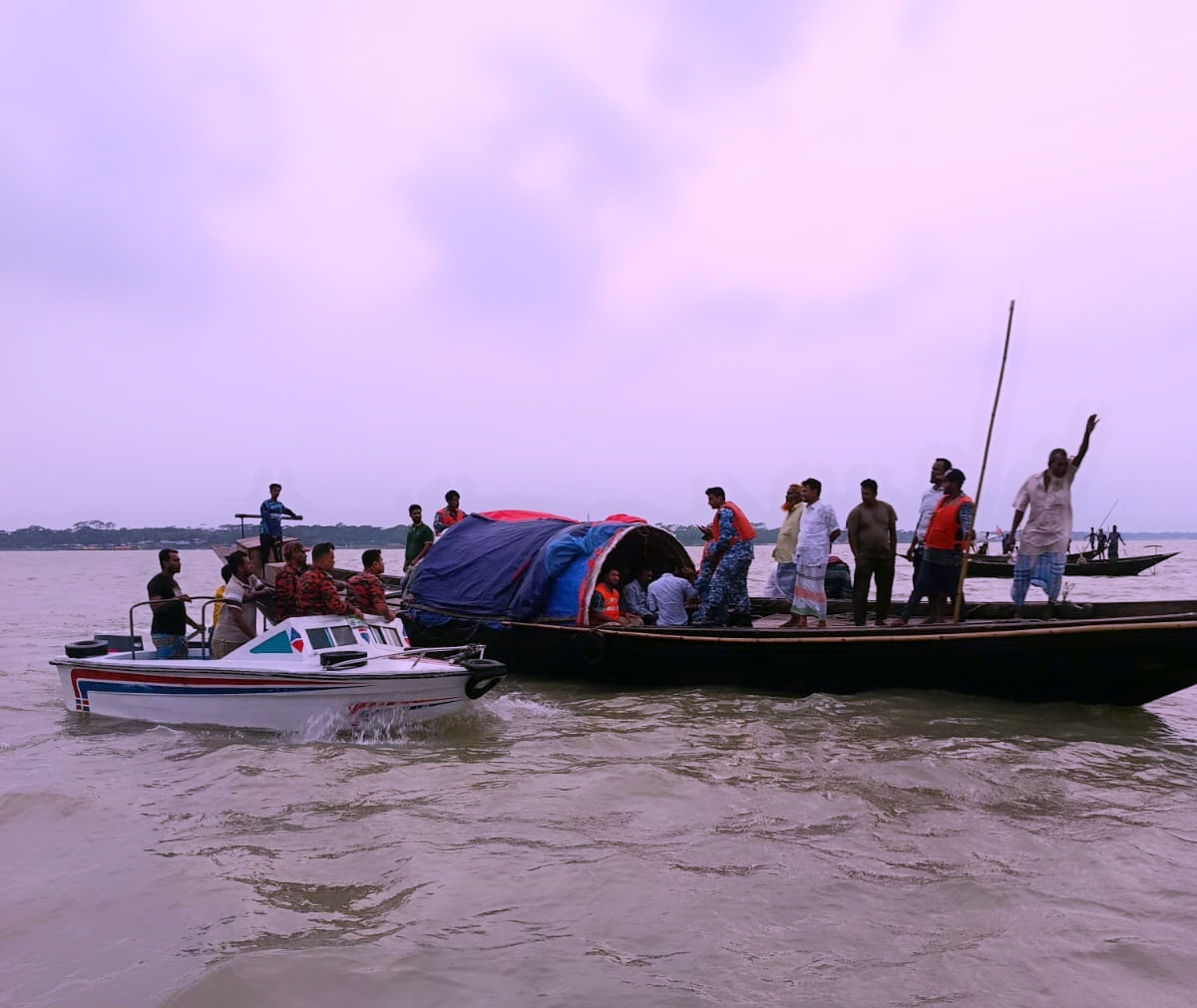 হিজলায় নৌকাডুবি,বাবা-ছেলেসহ তিনজন নিখোঁজ