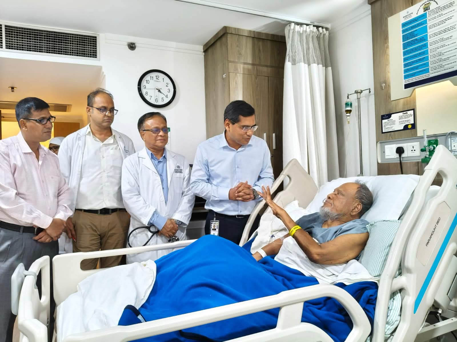 প্রধানমন্ত্রীর নির্দেশনায় হাসপাতালে ব্যারিস্টার রফিকুল ইসলাম মিয়াকে দেখতে ডা. আ ন ম মনোয়ারুল কাদির (বিটু)