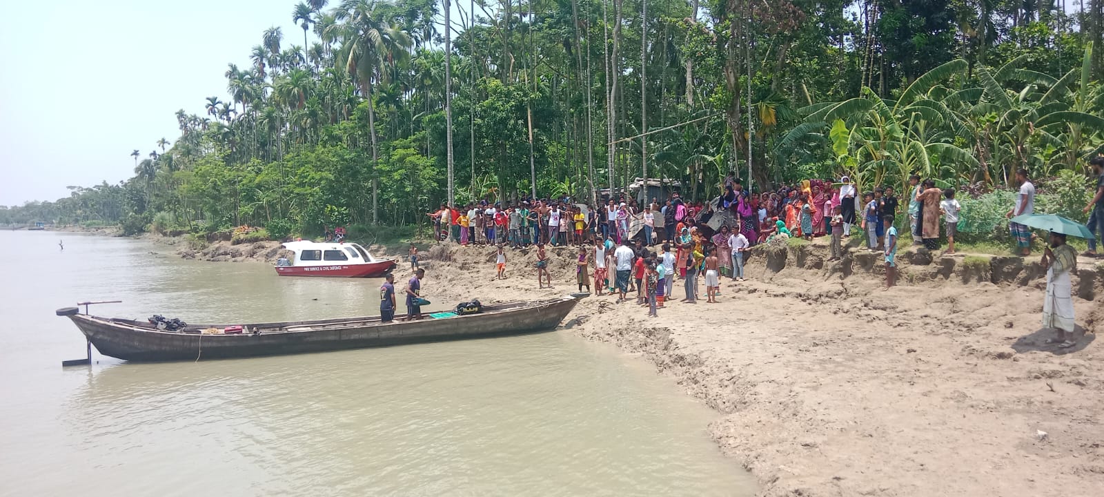 বরিশালে ছাদ থেকে নদীতে পড়ে কিশোর নিখোঁজ, লঞ্চের সময়সূচি স্থগিত