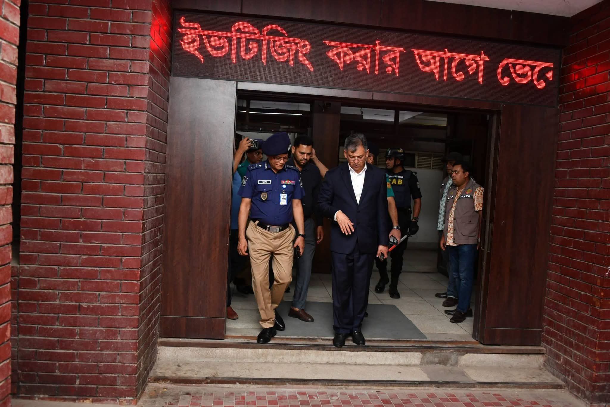 তেজগাঁও থানা আকস্মিক পরিদর্শন করলেন স্বরাষ্ট্রমন্ত্রী