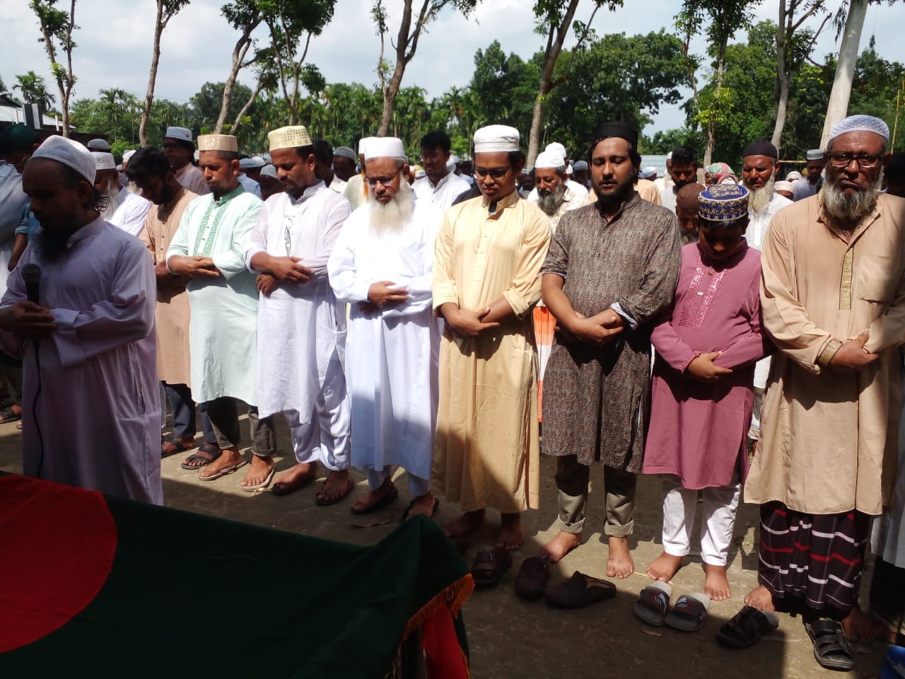 নাগেশ্বরীতে মুক্তিযোদ্ধার লাশ রাষ্ট্রিয় মর্যাদায় দাফন সম্পন্ন হয়েছে।