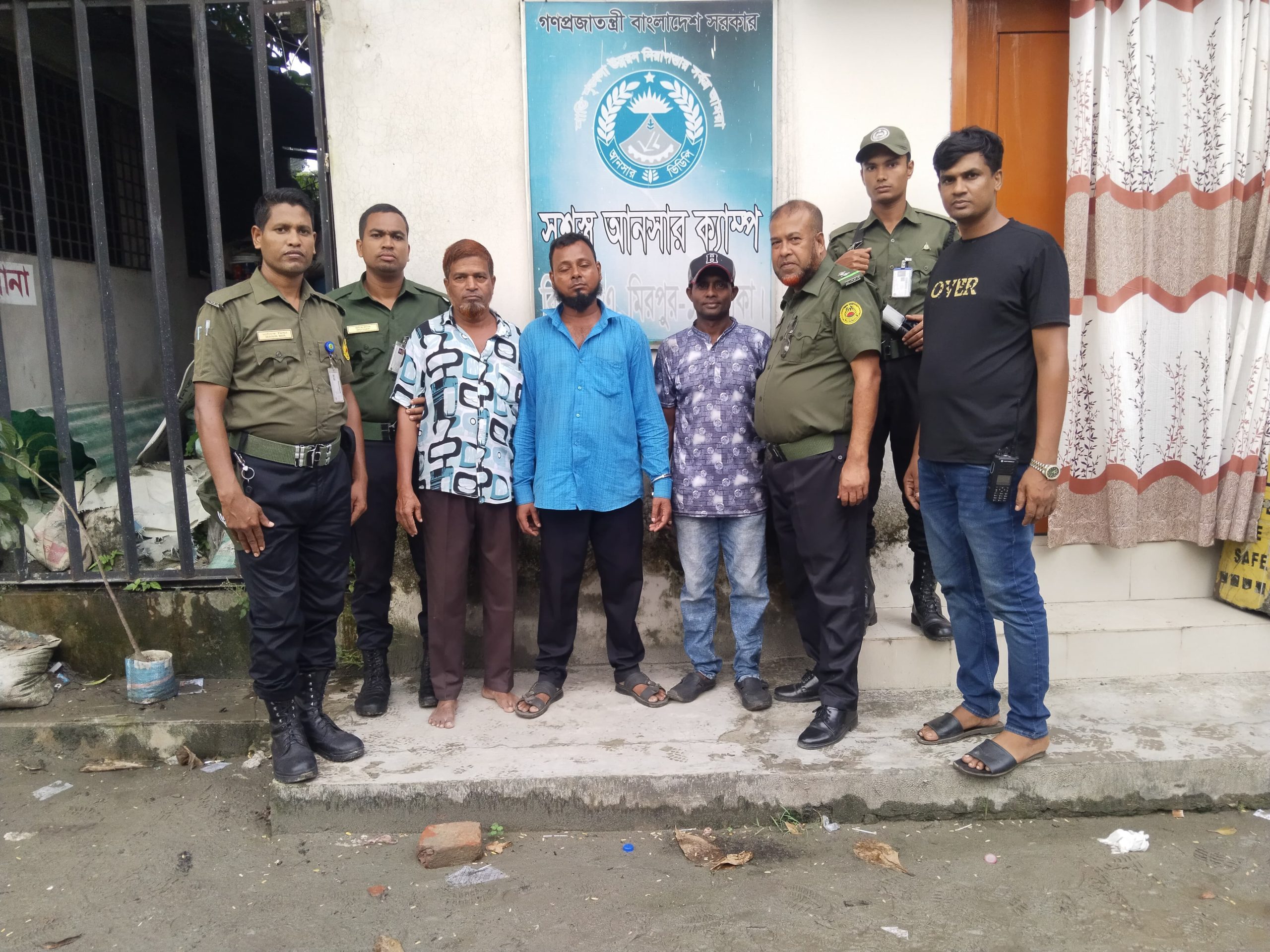 মিরপুর বিআরটিএতে ভ্রাম্যমাণ আদালতের অভিযান: তিনজন আটক, জেলে পাঠানো হলো