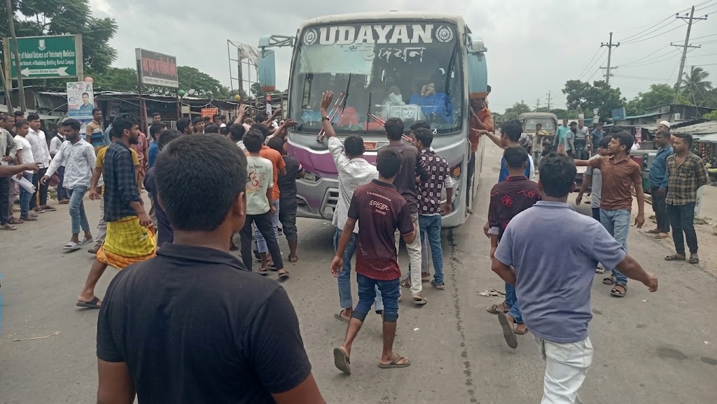 বরিশাল থেকে সবধরনের বাস, মাহিন্দ্রা ও সিএনজিচালিত অটোরিকশা  চলাচল বন্ধ, যাত্রীদের চরম দুর্ভোগ