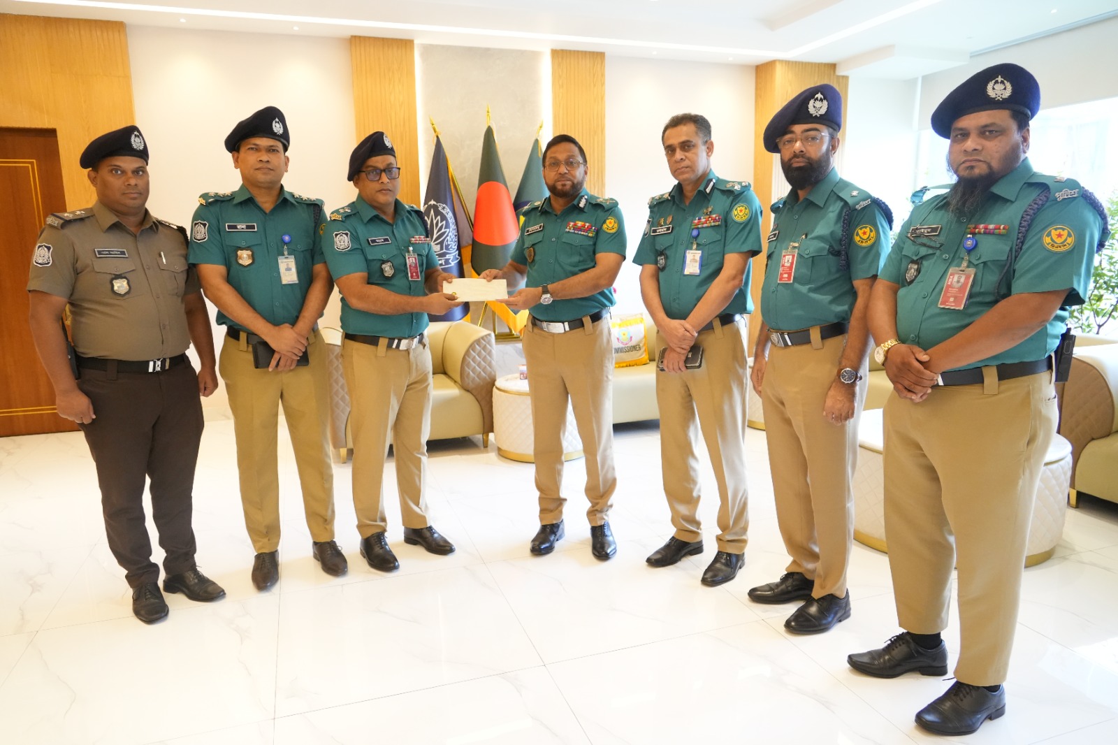 উত্তরায় সোয়া কোটি টাকা লুট: ক্লুলেস মামলার রহস্য উদ্ঘাটনে ডিএমপির উত্তরা বিভাগের  ডিসিসহ পুলিশ কর্মকর্তাদের বিশেষ পুরস্কার প্রদান