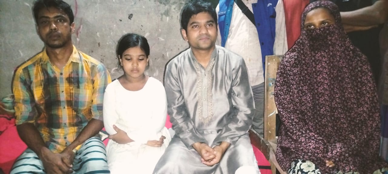 একটি রুটি, এক কাপ চা আর বাবার প্রতি একটি নিষ্পাপ শিশুর অকৃত্রিম ভালবাসা