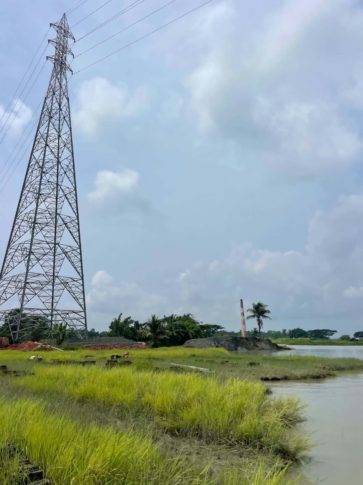 বানারীপাড়ায় সন্ধ্যা নদী গর্ভে বিলীণের পথে বৈদ্যুতিক টাওয়ার : অন্ধকারে নিমজ্জিত হবেন লাখো মানুষ