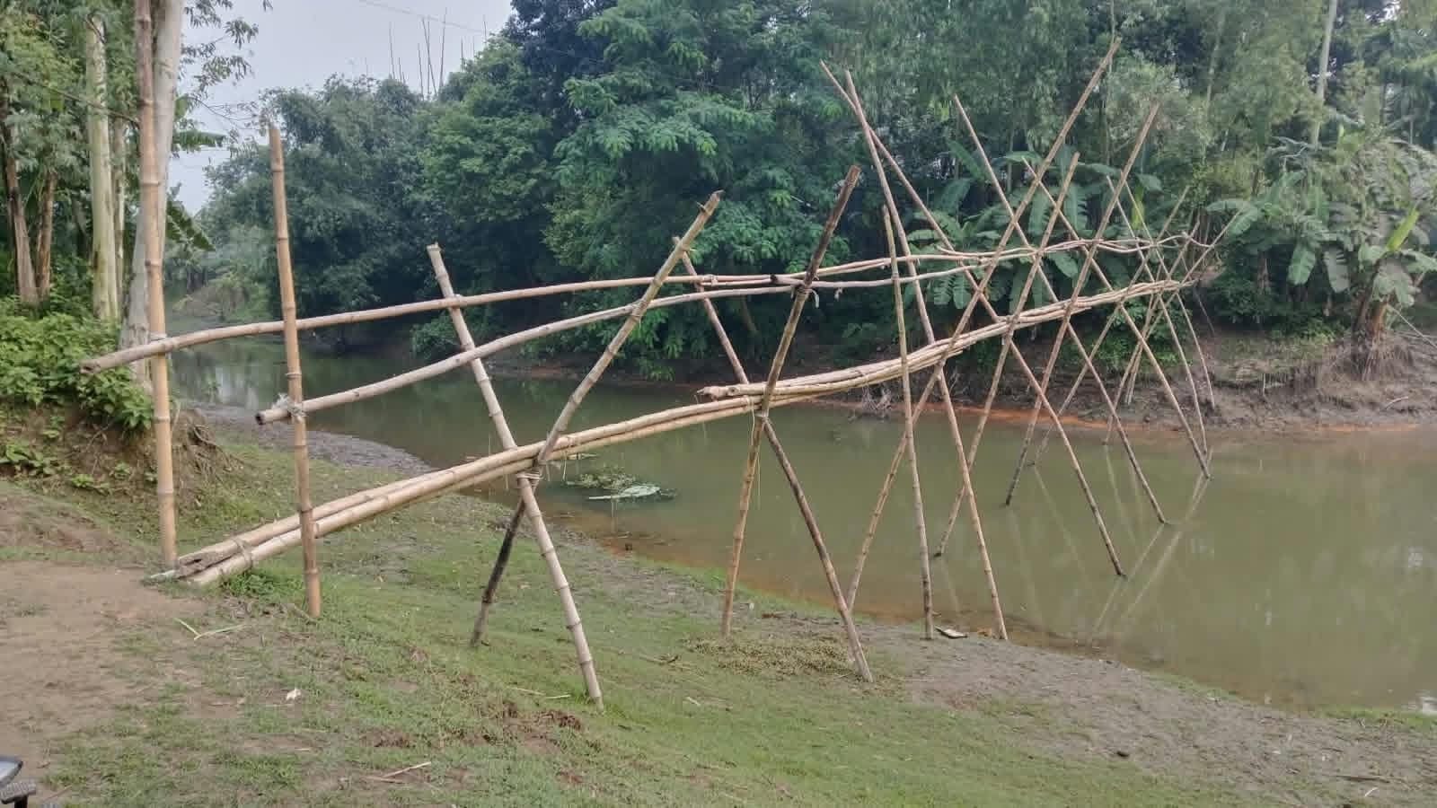 স্বাধীনতার ৫৫ বছরেও হয়নি সেতু, বাঁশের সাঁকোয় ঝুঁকিপূর্ণ পারাপার পাথরডুবির মানুষের