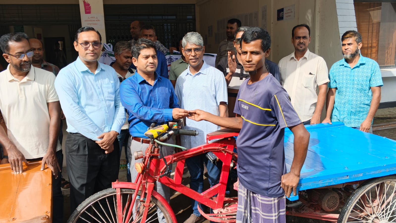 উজিরপুরে হতদরিদ্র দুটি পরিবার পেল বেঁচে থাকার অবলম্বন :প্রশংসিত  মানবিক ইউএনও সুজা