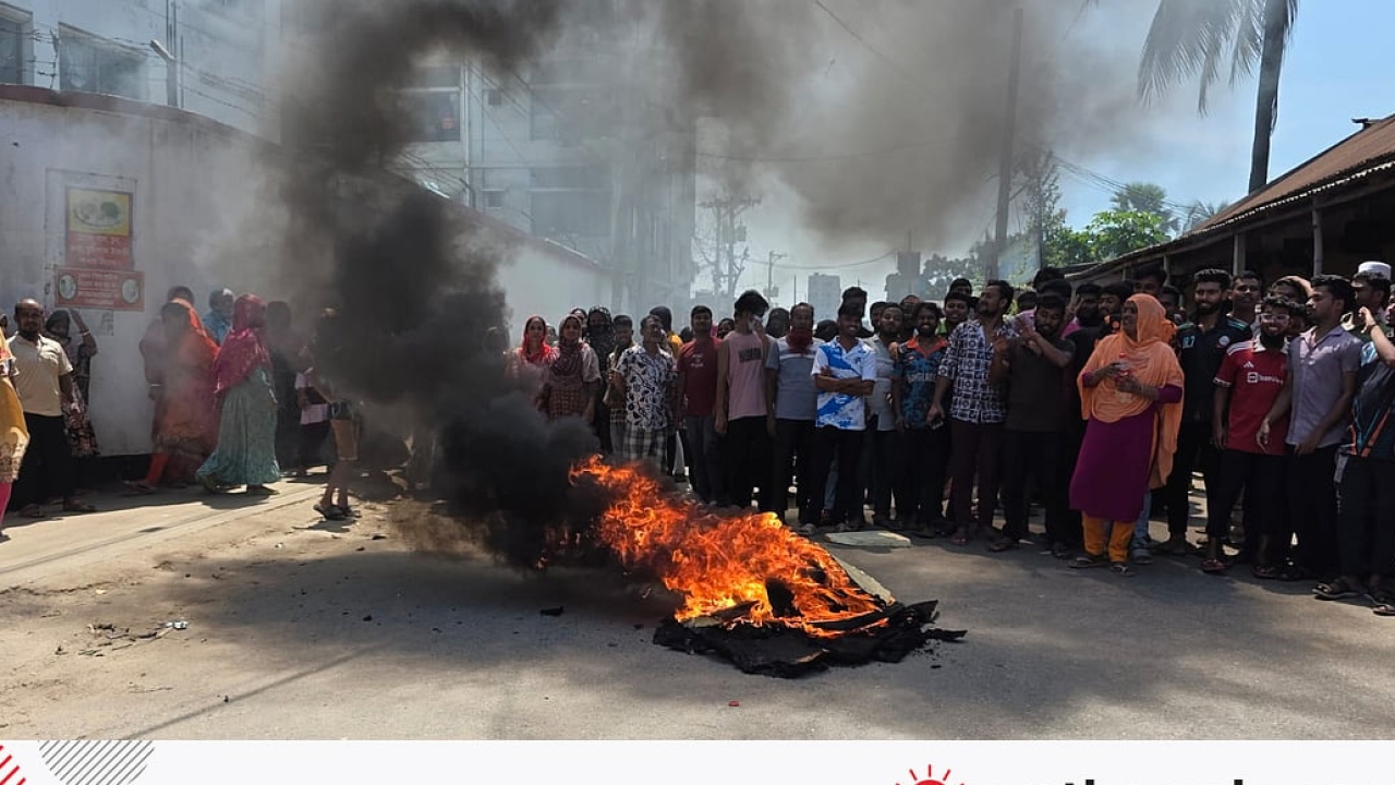 বিশেষ সংবাদ: গাজীপুরে বকেয়া বেতনের দাবিতে সড়কে টায়ার জ্বালিয়ে শ্রমিকদের বিক্ষোভ