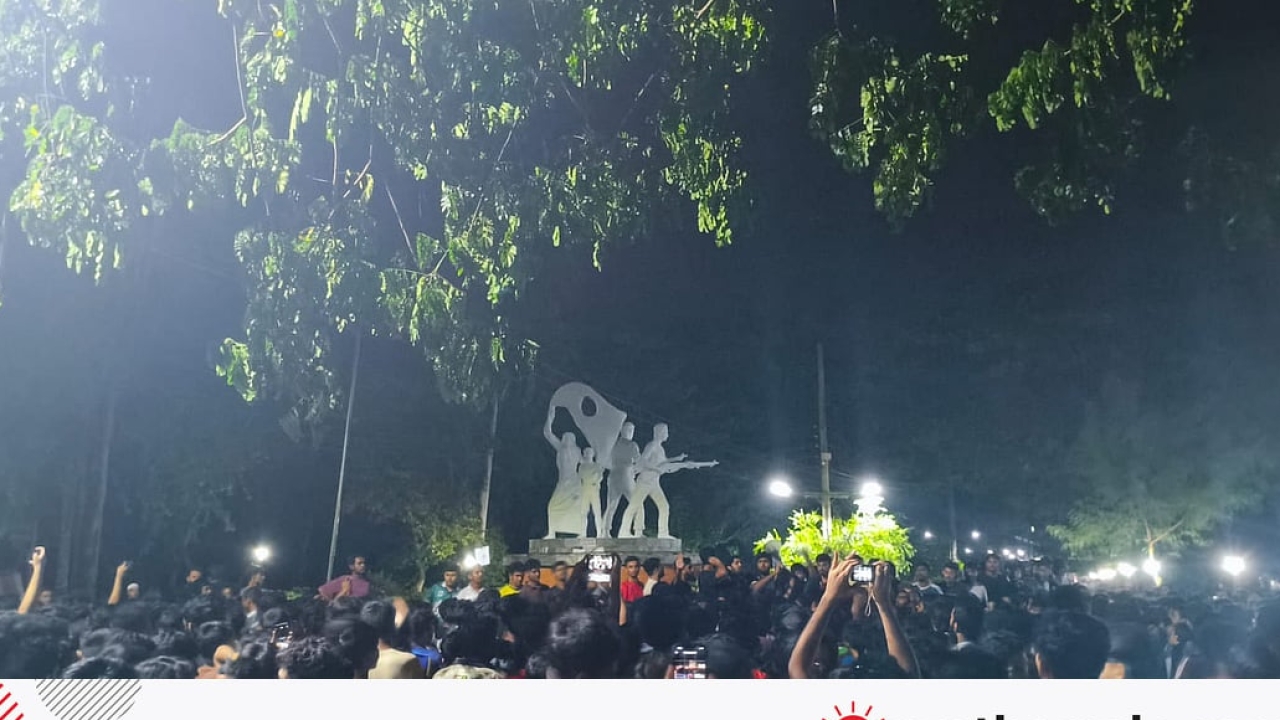 বিশেষ সংবাদ: চুয়েটে উপাচার্য পরিবর্তনের প্রতিবাদে শিক্ষার্থীদের বিক্ষোভ, উপাচার্য ভবনে তালা