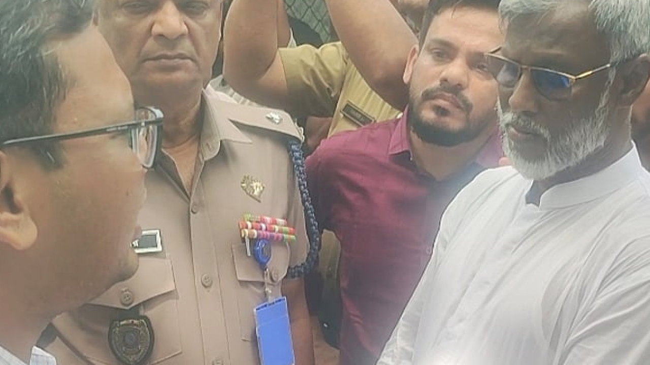 সীতাকুণ্ডে স্থানীয় বাসিন্দাদের বাধা, উচ্ছেদ না করেই ফিরে গেলেন রেলওয়ের কর্মকর্তারা
