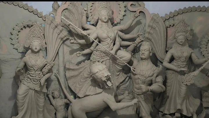 বাগেরহাটের মোংলায় ৩৫ মণ্ডপে প্রতিমা তৈরিতে ব্যস্ত মৃৎশিল্পীরা