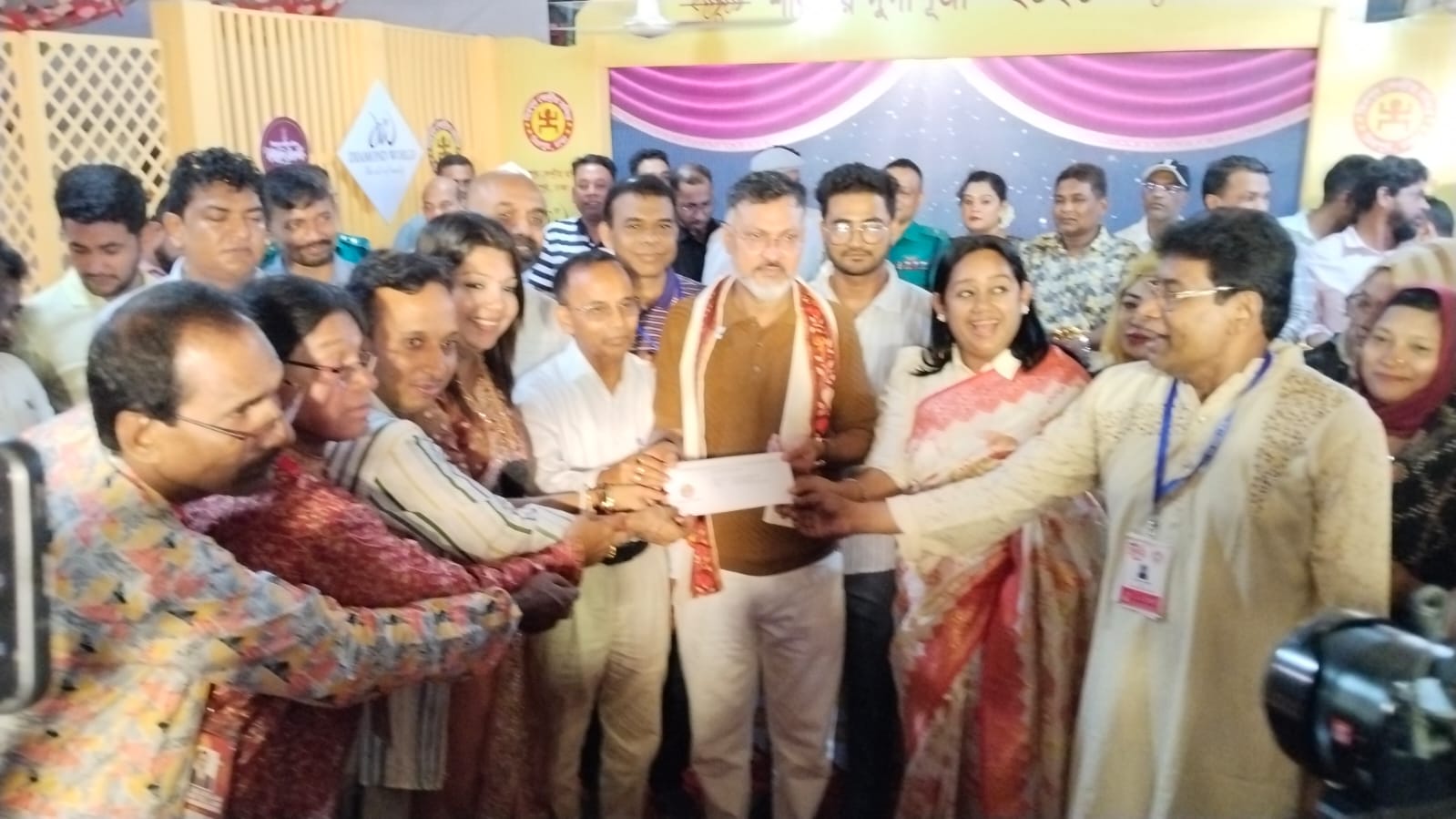 মিরপুর কেন্দ্রীয় মন্দিরে ডিএনসিসি প্রশাসক মিল্টনের পরিদর্শন, প্রদান করলেন অনুদান