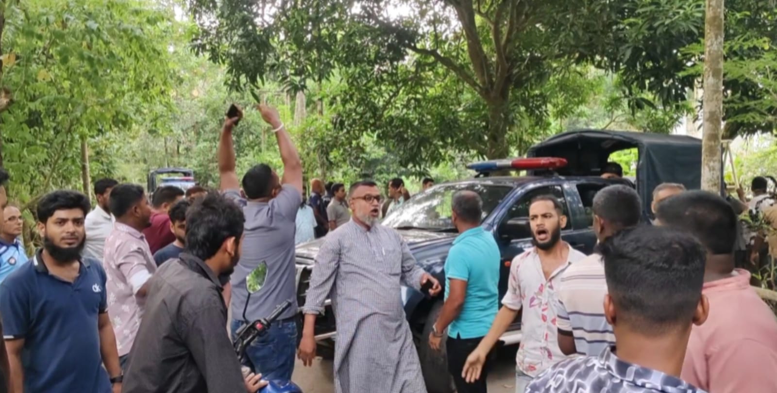আওয়ামী লীগ নেতার বাড়িতে লহ্মী পূজার দাওয়াতে এসে সাতজন আটক