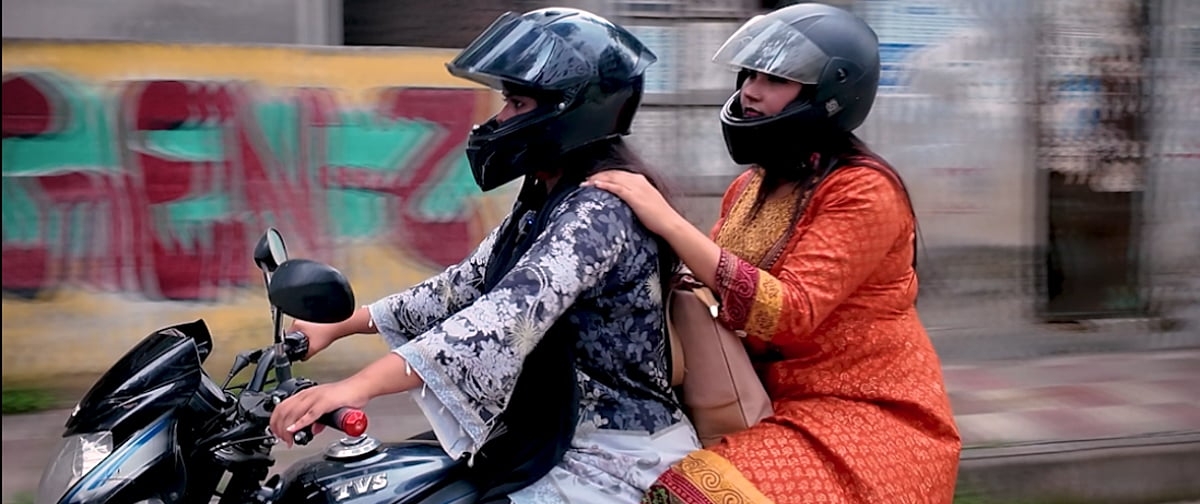ঢাকার রাস্তায় ছুটছে স্কুটার, চালক–যাত্রী দুজনেই নারী, কীভাবে বুকিং দেবেন