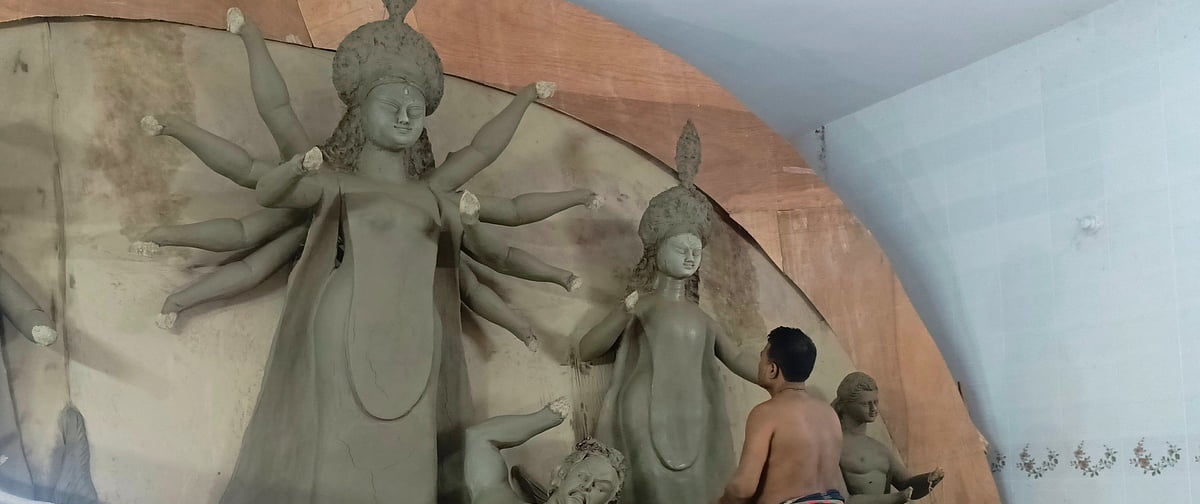 পেশা টিকিয়ে রাখাই কঠিন হয়ে পড়েছে প্রতিমাশিল্পীদের