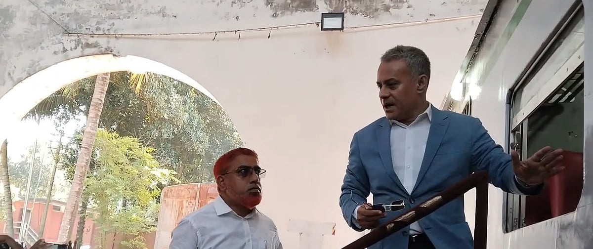 ট্রেনের কোচ সংস্কারে অবহেলা, মন্ত্রীর প্রশ্ন—‘নিজের বাড়ির জানালার কাজ হলে কি এভাবে করতেন’