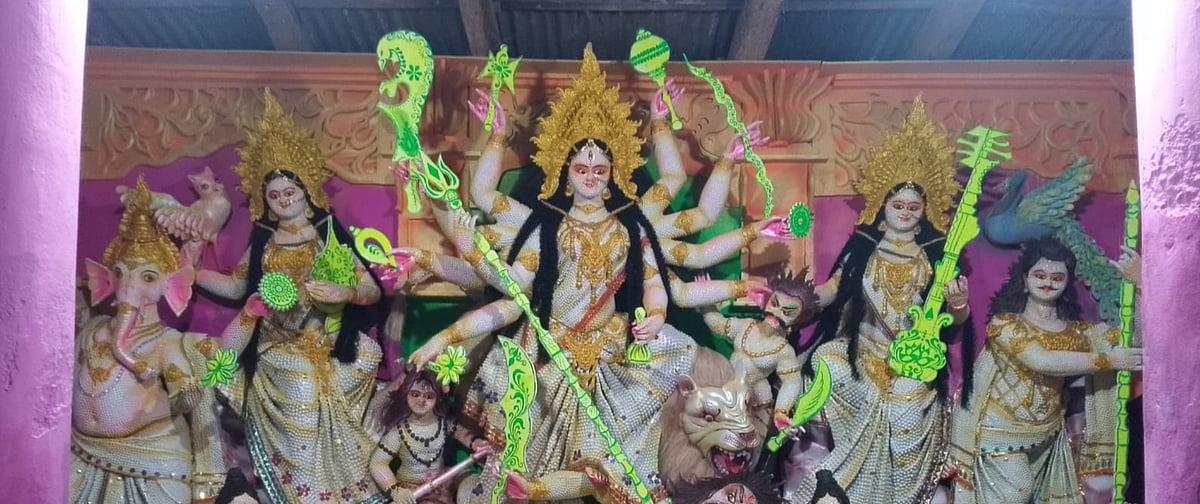সাতক্ষীরায় মুক্তা–পুঁতি, পাটের আঁশ, তিল-কিশমিশে প্রতিমার সাজ