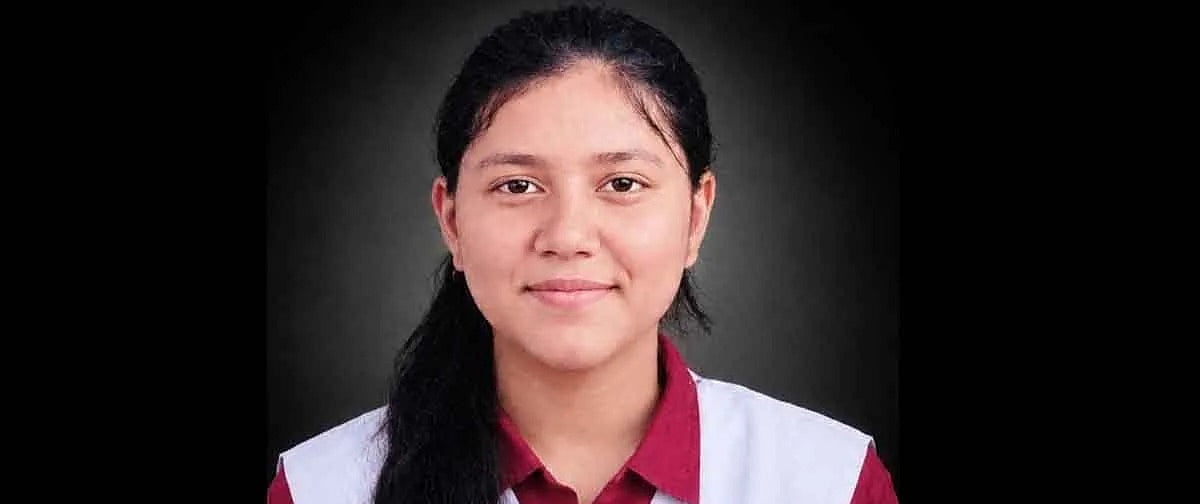 সহপাঠীর নিথর দেহ দেখে কান্না করল বিদ্যালয়ের শিক্ষার্থীরা