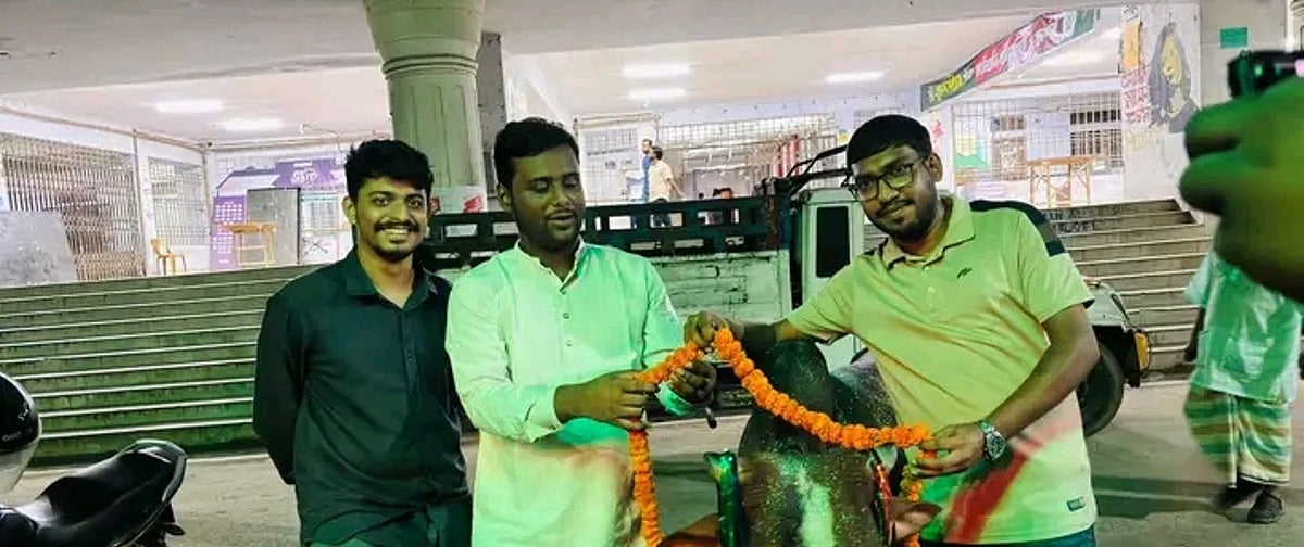 বিজ্ঞপ্তির প্রতিবাদে ‘গরুভোজ’, সোয়া লাখ টাকায় কেনা হলো গরু
