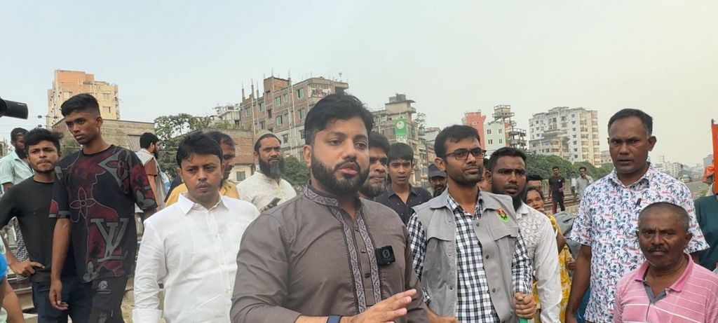 ইশরাক হোসেনের প্রকাশ্যে অস্ত্র প্রদর্শন নিয়ে নানা প্রশ্ন