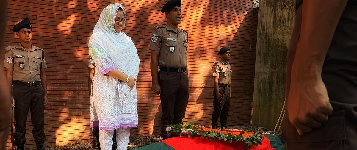 রাষ্ট্রীয় মর্যাদায় বীর মুক্তিযোদ্ধা ও চিত্রশিল্পী সাঈদা কামালকে দাফন