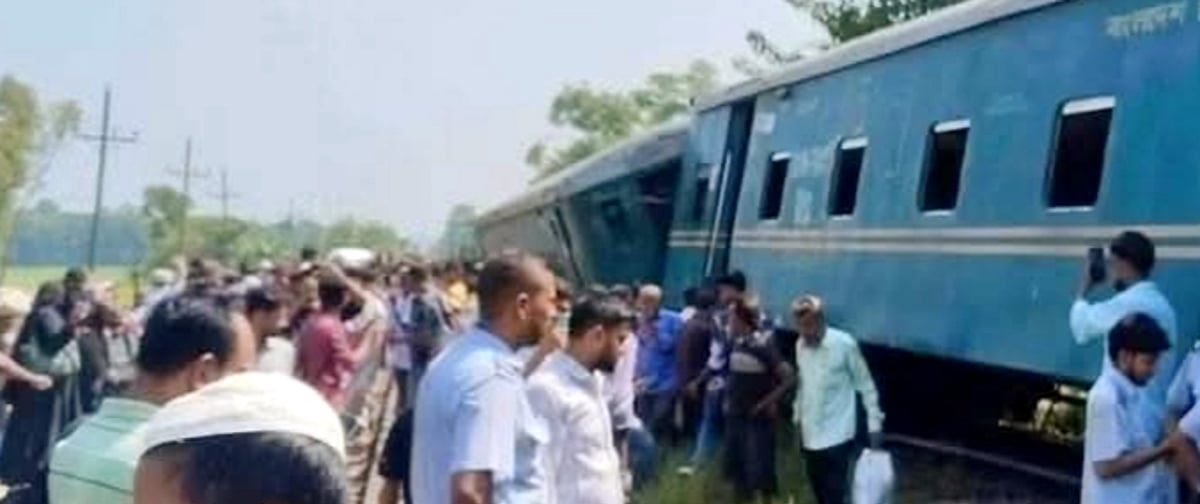 কুমিল্লায় কর্ণফুলী এক্সপ্রেসের তিন বগি লাইনচ্যুত, আতঙ্কিত যাত্রীরা