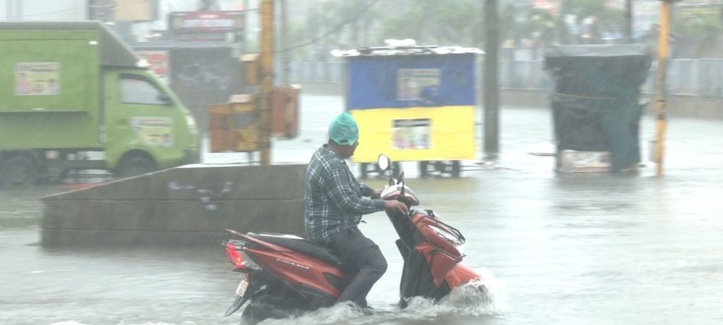 ঘূর্ণিঝড় 'অর্ণবের' প্রভাবে অন্ধ্র ও ওড়িশায় জনজীবন বিপর্যস্ত